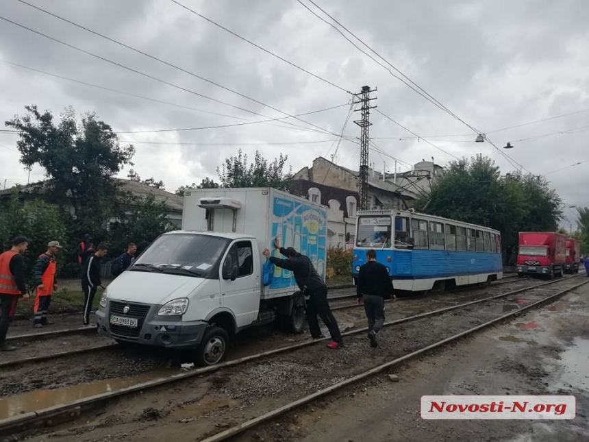 Ð ÑÐµÐ½ÑÑÐµ ÐÐ¸ÐºÐ¾Ð»Ð°ÐµÐ²Ð° Ð¾Ð´Ð¸Ð½ Ð°Ð²ÑÐ¾Ð¼Ð¾Ð±Ð¸Ð»Ñ Â«Ð¿Ð¾Ð²Ð¸ÑÂ» Ð½Ð° ÑÐµÐ»ÑÑÐ°Ñ, Ð²ÑÐ¾ÑÐ¾Ð¹ ÑÐ²ÑÐ· Ð² Ð±Ð¾Ð»Ð¾ÑÐµ â ÑÑÐ°Ð¼Ð²Ð°Ð¸ Ð·Ð°Ð±Ð»Ð¾ÐºÐ¸ÑÐ¾Ð²Ð°Ð½Ñ