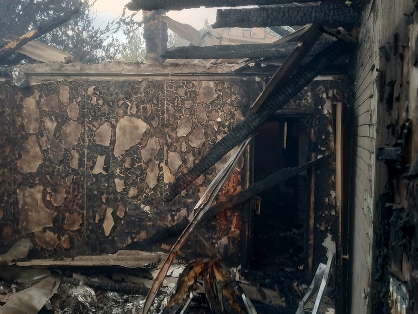В Еланецком районе горел жилой дом — огонь мог переброситься на соседние постройки