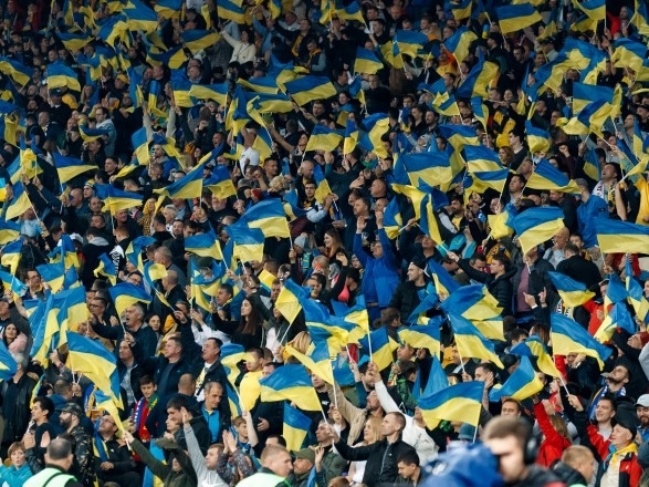 Матчи сборной Украины по футболу разрешили проводить со зрителями