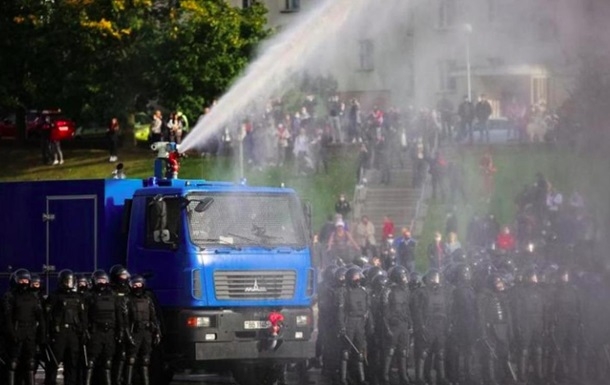 В Минске протестующие на ходу сломали водомет. ВИДЕО