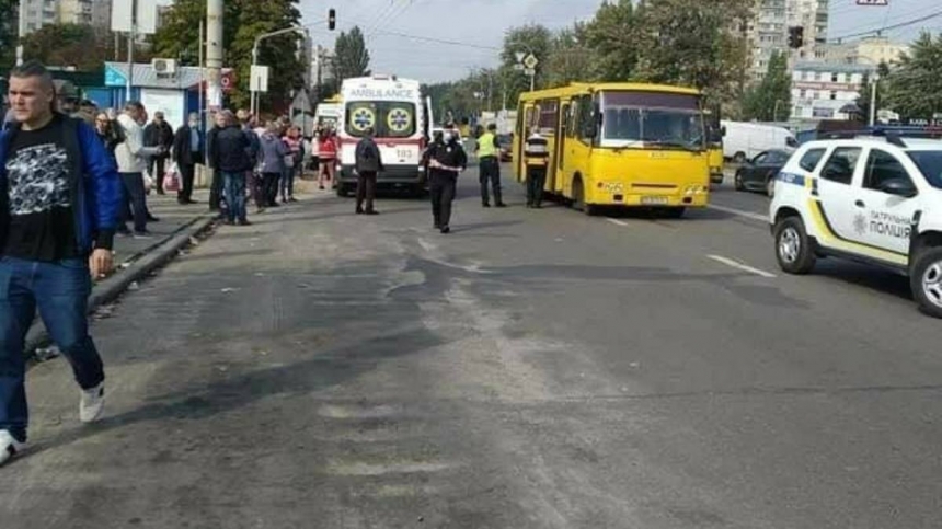 В Киеве маршрутка сбила трех человек на переходе: есть погибшие