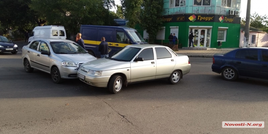 В Николаеве столкнулись «ВАЗ» и «Шевроле»: на проспекте пробка