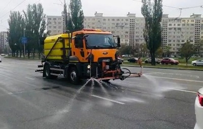 В Киеве дороги моют шампунями. ВИДЕО