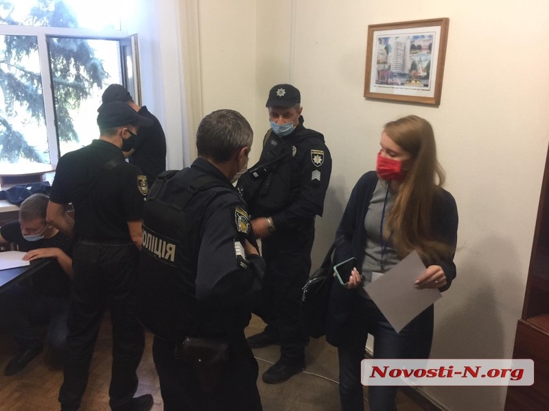 В Николаеве глава комиссии горизбиркома пришла на заседание с полицией. ОНЛАЙН