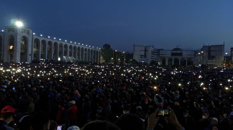 В Бишкеке протестующие выламывают брусчатку и баррикадируют улицы