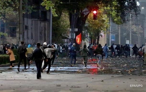 Во время протестов в столице Киргизии пострадали почти 600 человек, один человек погиб