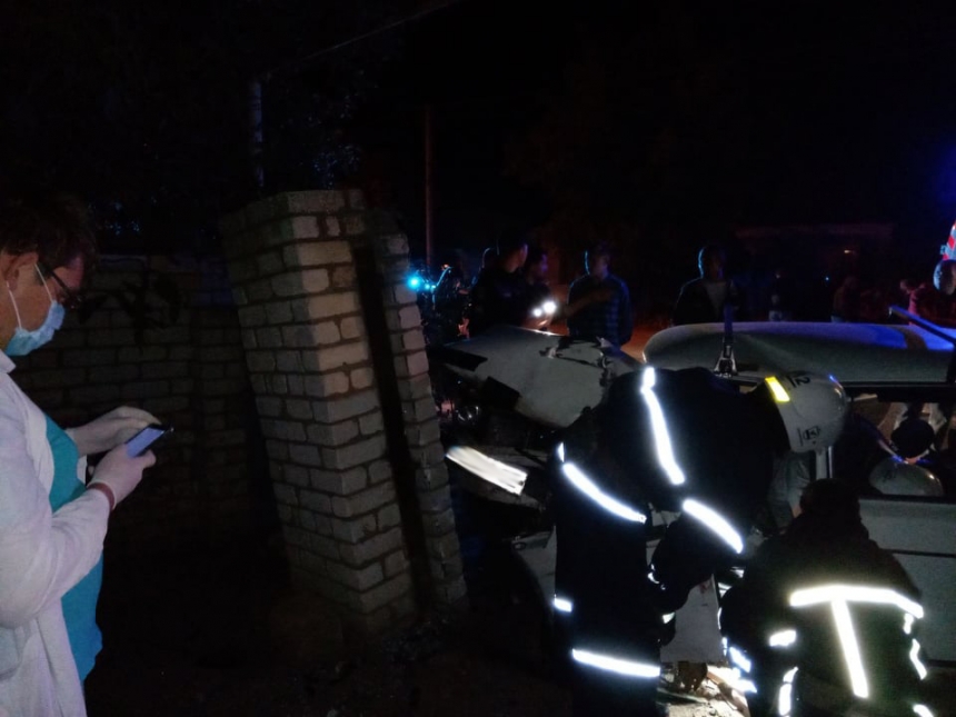 В Вознесенске ВАЗ врезался в забор: водителя деблокировали спасатели