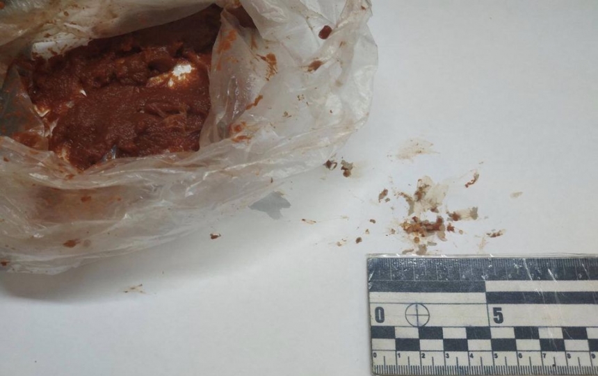 Женщина передала двум заключенным Николаевского СИЗО томатную пасту с наркотиками