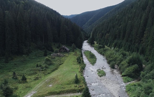 Село-призрак в Карпатах показали с высоты птичьего полета. ВИДЕО