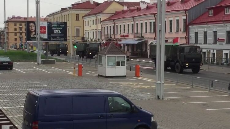 В центре Минска силовики стягивают военную технику перед шествием оппозиции. Видео