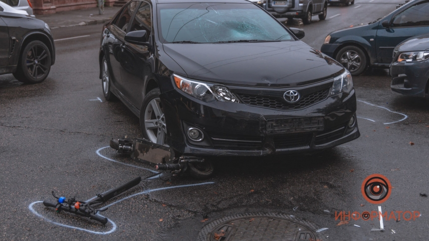 В Днепре Toyota сбила мужчину на электросамокате: видео момента аварии