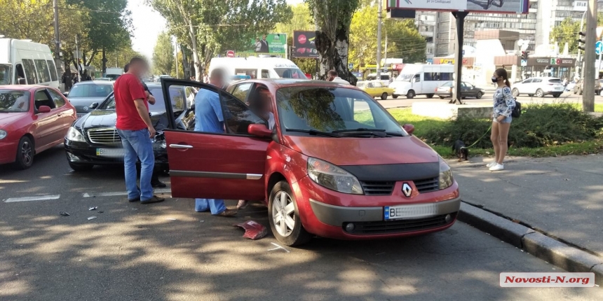 В центре Николаева «Мерседес» врезался в «Рено»: пострадала пассажирка