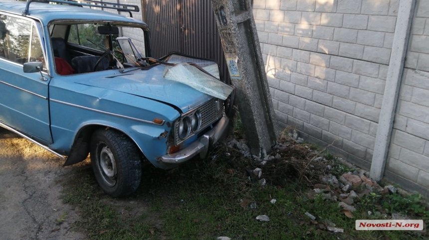 В селе под Николаевом водитель сбил бетонную опору