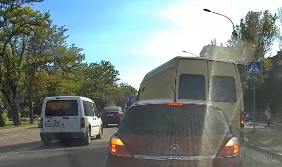 Как ездят в Николаеве: микроавтобус внезапно начал сдавать назад и врезался в двигавшийся за ним «Опель»