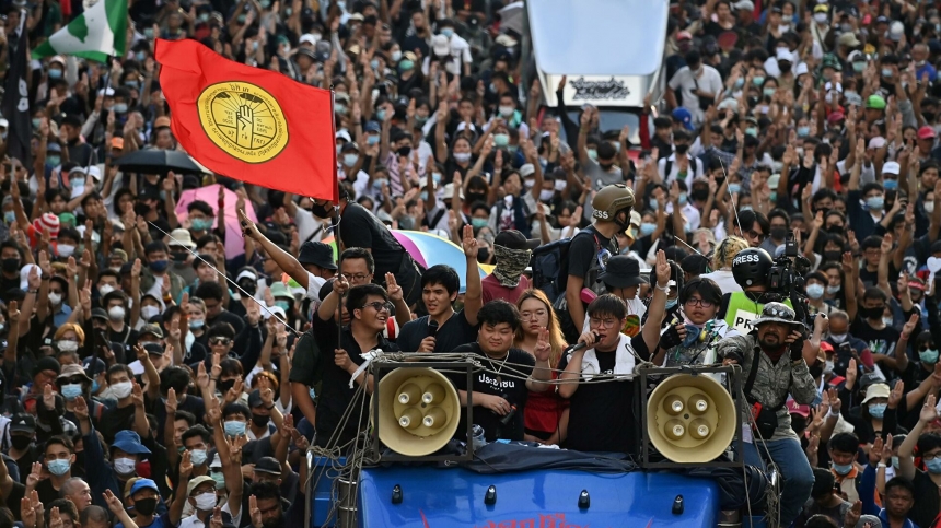 В Тайланде массовые протесты — правительство ввело чрезвычайное положение