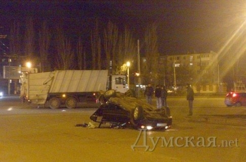 В Одессе офицер милиции за рулем BMW въехал в мусоровоз. ФОТО