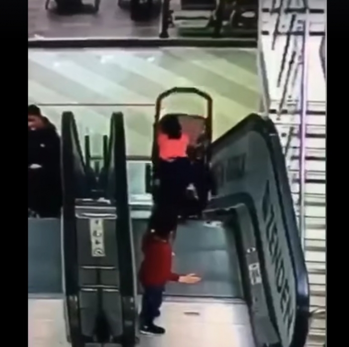 В российском торговом центре маленькие дети упали с эскалатора. Видео