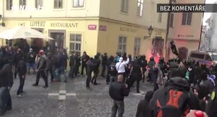 В Праге участники мирной акции столкнулись с полицией из-за коронавируса