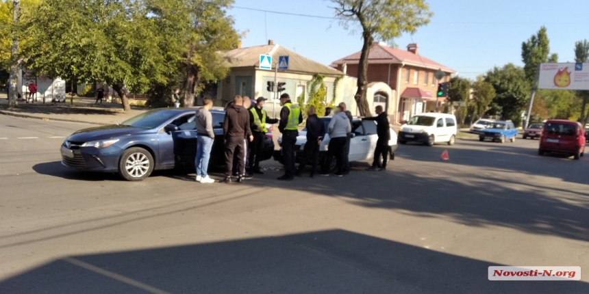 В Николаеве в остановившуюся в пробке «Тойоту» въехал ВАЗ