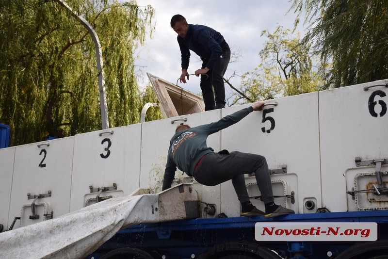 В реку Южный Буг в Николаеве выпустили 6,5 тонн рыбы. ФОТОРЕПОРТАЖ