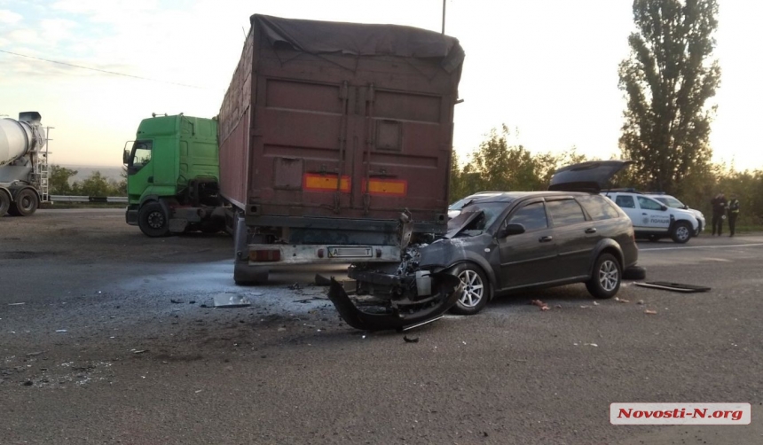 Под Николаевом «Шевроле» врезался в полуприцеп фуры: трое пострадавших