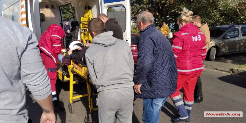 В Николаеве «Мазда» столкнулась с мотоциклом: пострадал мотоциклист