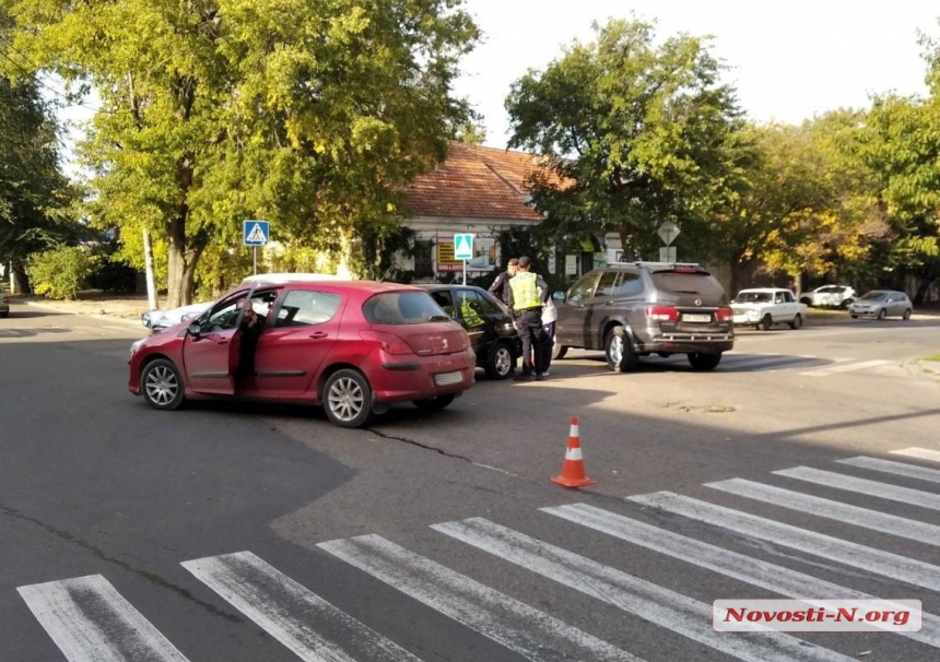 В центре Николаева столкнулись «Пежо» и «Чери»