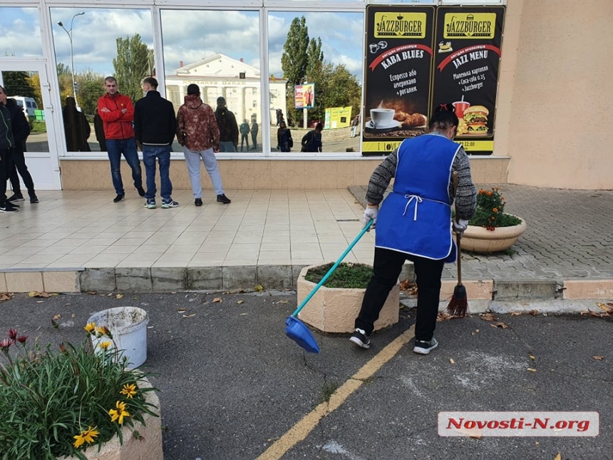 В Николаеве активисты после пикета оставили свой мусор возле к/х «Юность»