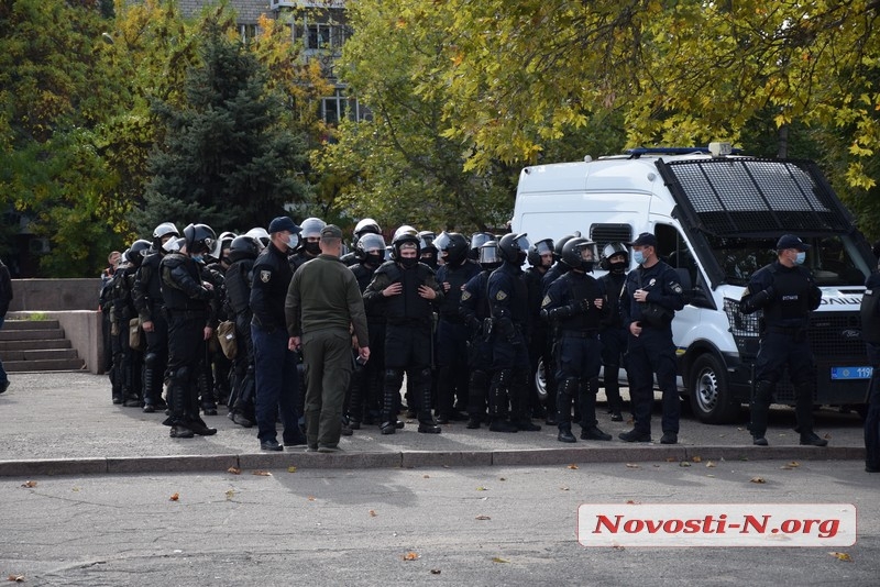 Несостоявшийся визит Медведчука в Николаеве и пикет националистов. ФОТОРЕПОРТАЖ