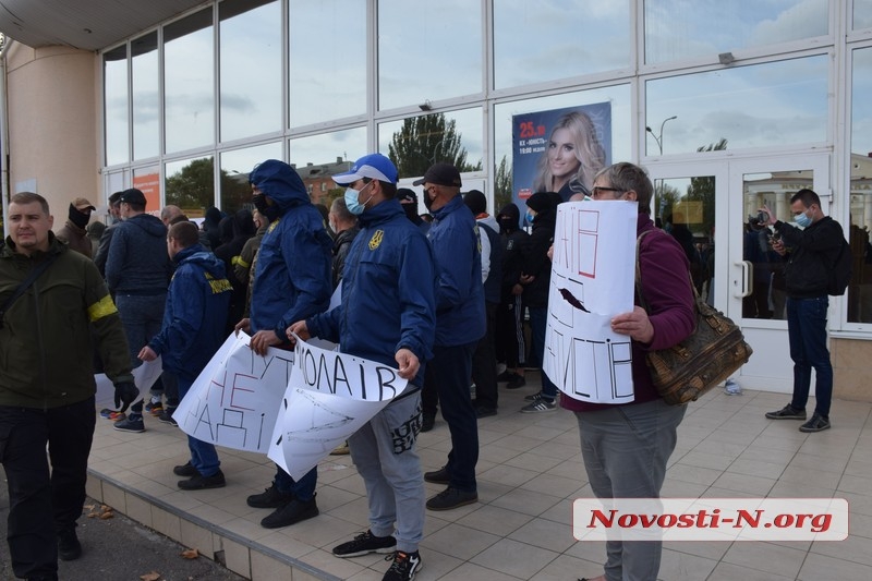 Несостоявшийся визит Медведчука в Николаеве и пикет националистов. ФОТОРЕПОРТАЖ