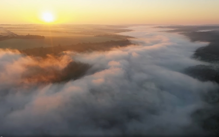 Туманное утро над Национальным парком «Бугский гард» показали с высоты птичьего полета. ВИДЕО