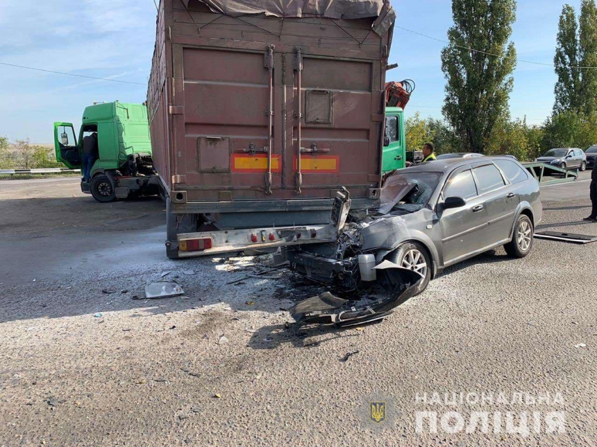 Под Николаевом столкнулись фура и «Шевроле»: пострадал водитель и две пассажирки
