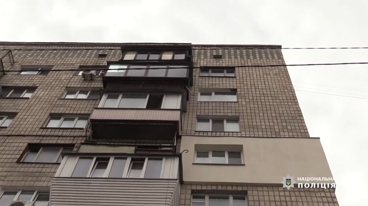 Из окна киевской многоэтажки выпали мать и 6-летняя дочь: обе погибли