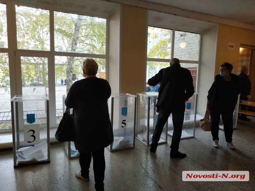 Выборы-2020: в Николаевской области наблюдателя не пустили на утреннее заседание участковой комиссии