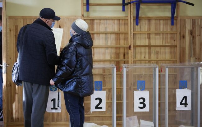 В Николаеве на участок не пустили голосовать избирателя с младенцем