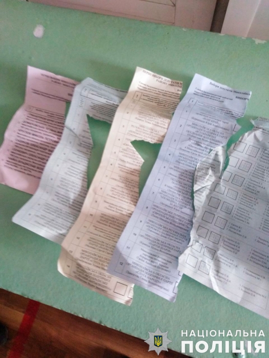 «Не мог опустить в урну»: в Николаеве избиратель разорвал все 4 бюллетеня