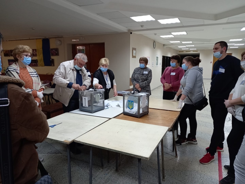 В Николаеве председатель участковой комиссии вытолкала наблюдателя за дверь, а после исчезла. ВИДЕО