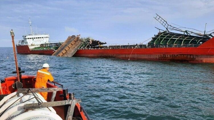 В Азовском море остановили поиски трех моряков с взорвавшегося российского танкера 