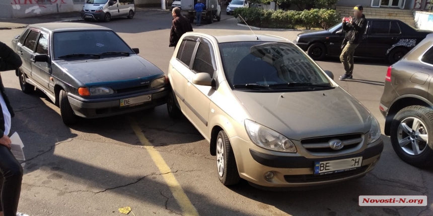 В Николаеве две автоледи не разминулись в парковочном кармане