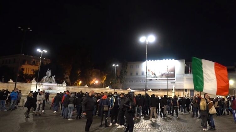 В Риме протесты против карантина полиция разгоняла водометами. Видео