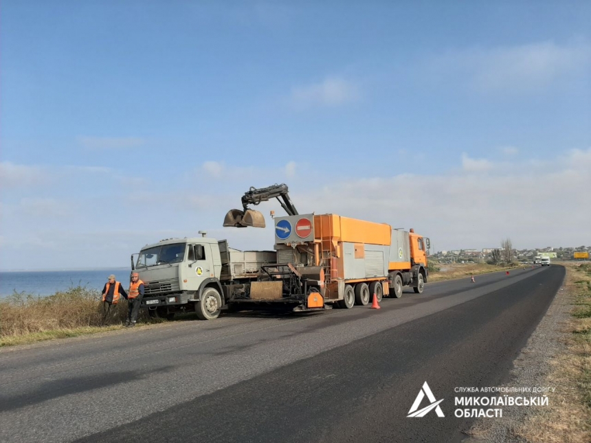 Дорогу у Коблево покрывают специальной эмульсией для защиты асфальта