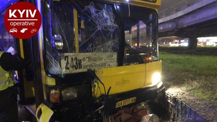 В Киеве автобус въехал в продуктовый киоск: есть жертвы. ВИДЕО