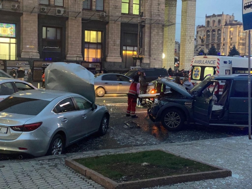 В центре Киева Land Rover въехал в толпу пешеходов - 2 человека скончались. ВИДЕО