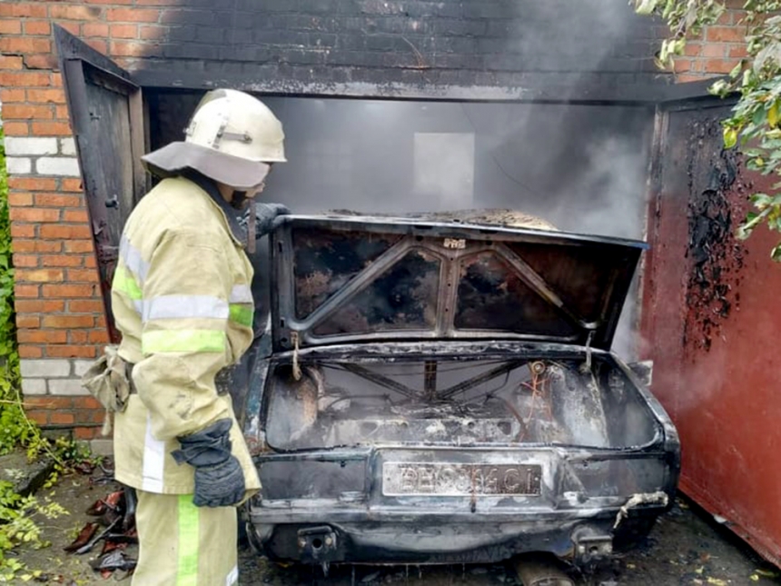 В Первомайске произошел пожар в гараже: дом удалось спасти, автомобиль сгорел