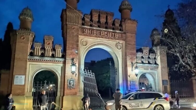Машина на полной скорости снесла ворота Черновицкого университета и влетела в колонну