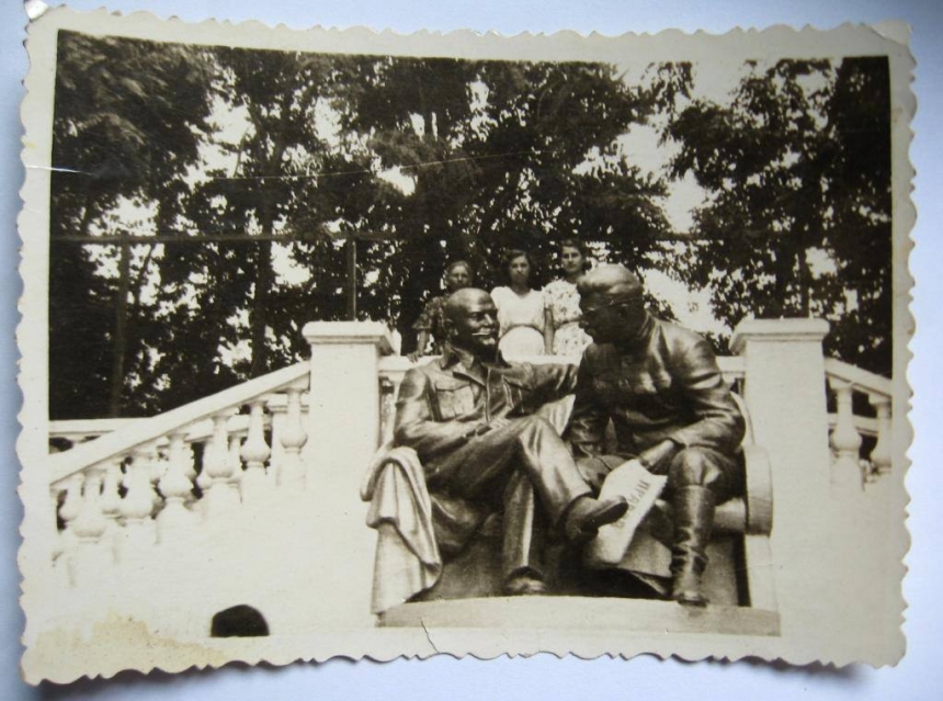 Николаевский краевед показал фото памятника Ленину и Сталину в яхтклубе