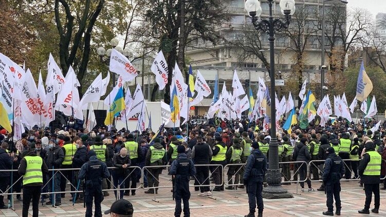 В Киеве под Радой митингуют ФОПы и «евробляхеры»