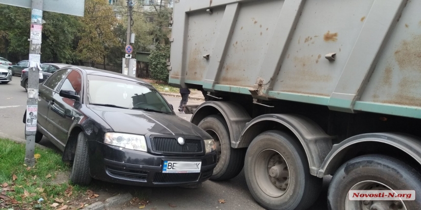 В Николаеве фура «вытолкала» «Шкоду» с дороги