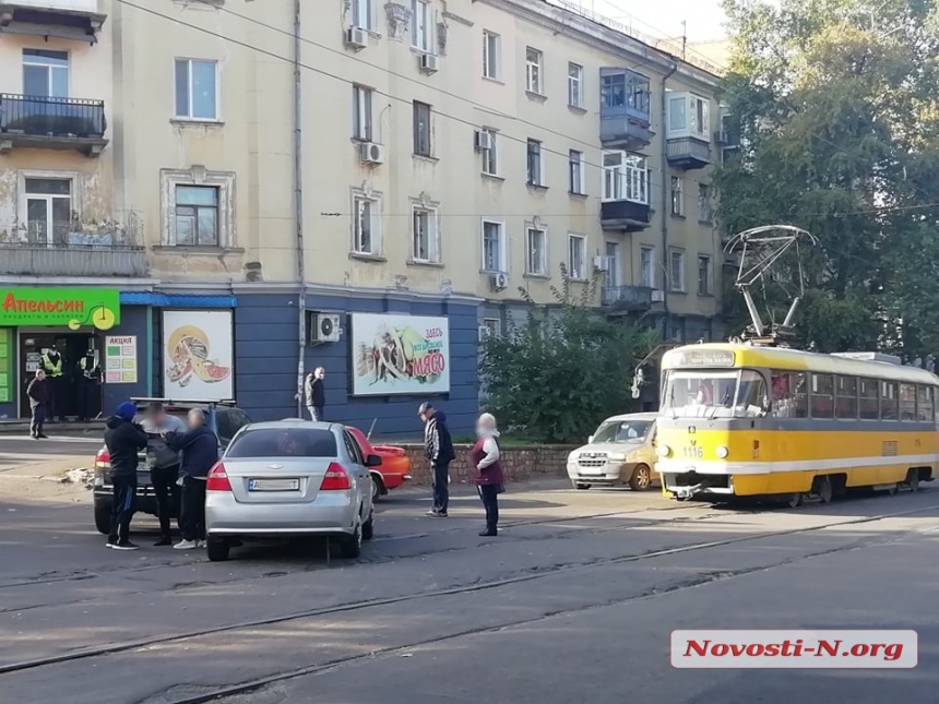 В Николаеве столкнувшиеся «Шевроле» и SsangYong заблокировали движение трамваев