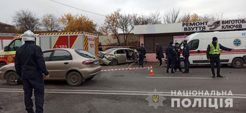 В Харькове легковушка влетела в остановку: пять пострадавших